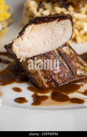 Filetto di maiale arrosto con spaghetti svevi Foto Stock