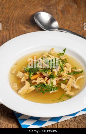 Zuppa austriaca di pancake su legno Foto Stock