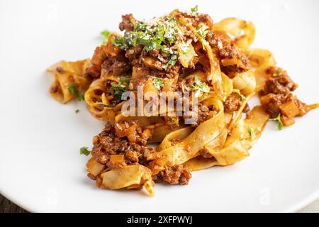 Tagliatelle alla bolognese su un piatto bianco Foto Stock