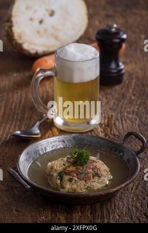 Zuppa austriaca in una pentola di rame Foto Stock