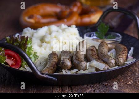 Salsicce di Norimberga con crauti su legno Foto Stock