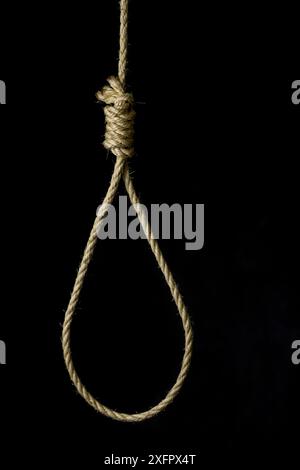 Fune di forca annodata su sfondo nero Foto Stock