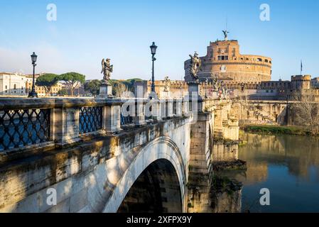 Castel Sant'Angelo e il ponte sul fiume Tevere a Roma Foto Stock