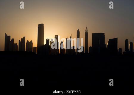 Skyline di Dubai al tramonto, Emirati Arabi Uniti, maggio 2017. Foto Stock