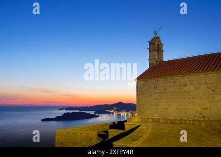 Tramonto a budva Bay con st. sava in primo piano Foto Stock