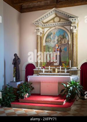 Herceg Novi, Montenegro altare della piccola chiesa di Leopold Mandic nella parte storica di Herceg Novi Foto Stock