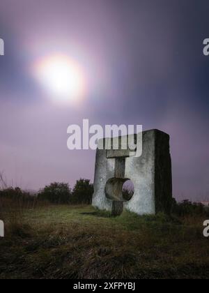 Luna misteriosa dietro la nebbia e strana luce su una scultura in un parco a st. margarethen, Burgenland Foto Stock