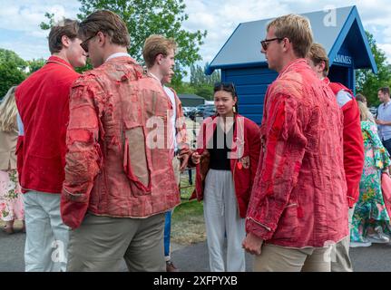 I concorrenti di a S R Nereus NED hanno vinto l'evento di canottaggio più prestigioso e più antico dei Paesi Bassi, 43 volte. La tradizione vuole che i blazer del Nereus Rowing Club (i laureati della Amsterdam UniversityDutch trasmettano i loro blazer ai membri più giovani del club di canottaggio. Più famoso è il donatore, più ambita è la blazer e, più vecchio è il blazer, più prezioso è. Da qui i frammenti irregolari di alcuni di essi . Accreditamento Gary Blake/Alamy Live Foto Stock