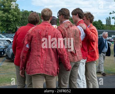 I concorrenti di a S R Nereus NED si accoccolano per un selfie, hanno vinto l'evento di canottaggio studentesco più prestigioso e più antico dei Paesi Bassi, 43 volte. La tradizione vuole che i blazer del Nereus Rowing Club (i laureati della Amsterdam UniversityDutch trasmettano i loro blazer ai membri più giovani del club di canottaggio. Più famoso è il donatore, più ambita è la blazer e, più vecchio è il blazer, più prezioso è. Da qui i frammenti irregolari di alcuni di essi . Accreditamento Gary Blake/Alamy Live Foto Stock