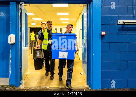 Edimburgo, Regno Unito. 4 luglio 2024 nella foto: Le prime urne arrivano al conteggio di Edimburgo per le elezioni generali del Parlamento britannico. Il conteggio delle cinque circoscrizioni parlamentari di Edimburgo per le elezioni generali del 2024 si svolge presso il Royal Highland Centre alla periferia di Edimburgo. Crediti: Rich Dyson/Alamy Live News Foto Stock