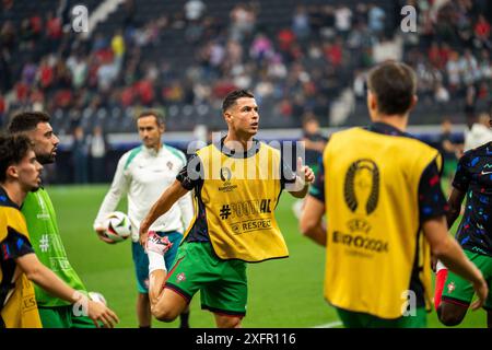 Francoforte, Germania. 1 luglio 2024. Cristiano Ronaldo del Portogallo si sta riscaldando prima del turno di UEFA Euro 2024 del 16 tra Portogallo e Slovenia al Deutsche Bank Park di Francoforte. Foto Stock