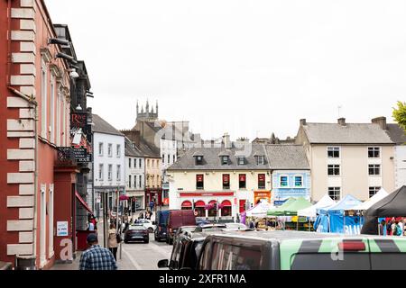 Negozi e ristoranti e un mercato locale sulla Parade e High Street nel centro di Kilkenny, Irlanda. Foto Stock