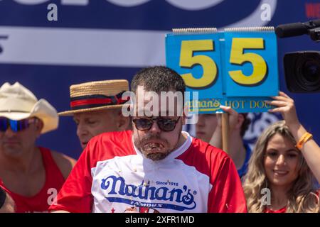 New York, Stati Uniti. 4 luglio 2024. Patrick Bertoletti partecipa al Nathan's Hot Dog Eating Contest del 2024 a Coney Island, New York, negli Stati Uniti, il 4 luglio 2024. Il concorso annuale per l'alimentazione di hot dog a Coney Island di New York, stato di New York, si è concluso giovedì con un nuovo campione nel concorso maschile, ma risultati meno impressionanti. Crediti: Michael Nagle/Xinhua/Alamy Live News Foto Stock