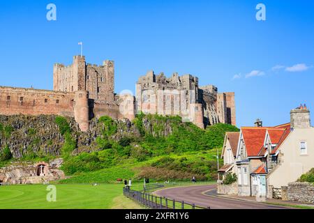 L'iconico Castello di Bambburgh sulla costa nord-orientale dell'Inghilterra, vicino al villaggio di Bambburgh in Northumberland, un edificio classificato di grado I. Foto Stock