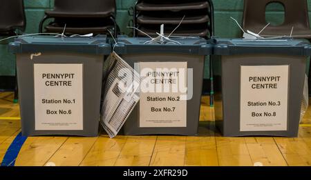 East Lothian, Scozia, Regno Unito, 4 luglio 2024. Conteggio delle elezioni generali: Il conteggio si svolge per selezionare il nuovo deputato per il collegio di Lothian East. Douglas Alexander, ex ministro del governo sotto Blair e Brown, è ampiamente convinto che abbia successo dopo un'assenza di 10 anni dalla politica britannica. Gli altri candidati includono Lyn Jardine (SNP, Scott Hamilton (con), Robert Davies (Reform UK), George Yerevan (Alba) e Shona Macintosh (Green). Nella foto: Le urne iniziano ad arrivare. Crediti: Sally Anderson/Alamy Live News Foto Stock