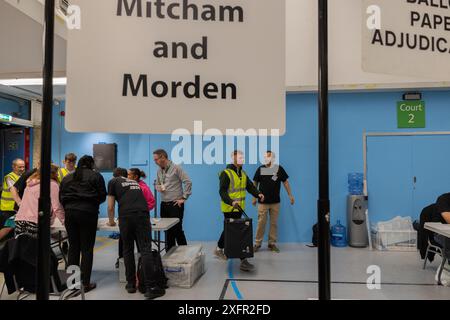 Mitcham, Londra, Regno Unito. Giovedì 4 luglio 2024. Le urne arrivano al Canons Leisure Centre di Mitcham, dove si tiene il conteggio dei seggi di Wimbledon e Mitcham & Morden alle elezioni generali del Regno Unito. Crediti: Katie Collins/Alamy Live News Foto Stock