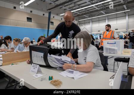 Mitcham, Londra, Regno Unito. Giovedì 4 luglio 2024. Il conteggio è iniziato al Canons Leisure Centre di Mitcham per i seggi di Wimbledon e Mitcham & Morden alle elezioni generali del Regno Unito. Crediti: Katie Collins/Alamy Live News Foto Stock