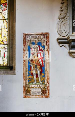 Wall panel Memorial a un soldato ucciso nella prima guerra mondiale Battaglia di Arras del 1918 con St George, Church of St Lawrence, Hungerford, Berkshire, Inghilterra meridionale Foto Stock