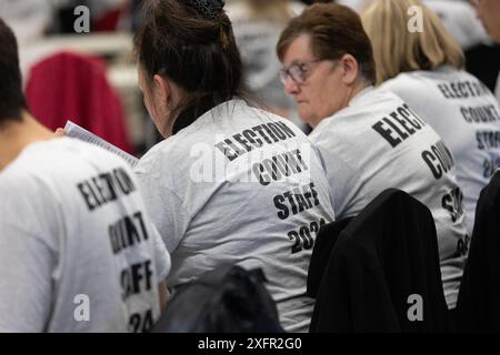 Mitcham, Londra, Regno Unito. Giovedì 4 luglio 2024. Contando il personale del Canons Leisure Centre di Mitcham, dove i seggi di Wimbledon e Mitcham & Morden nelle elezioni generali del Regno Unito saranno dichiarati tra le 3 e le 4 del mattino. Crediti: Katie Collins/Alamy Live News Foto Stock