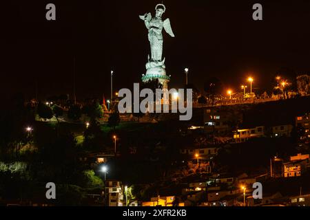 L'iconica statua della Vergine di Quito in cima a una collina con pannelli di alluminio illuminati di notte, un punto di riferimento a Quito, capitale dell'Ecuador, Sud America Foto Stock