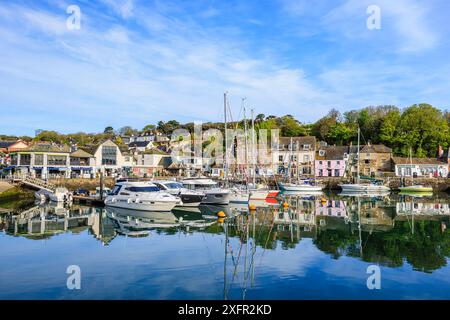 Barche ormeggiate nel porto e riflessioni nella pittoresca Padstow, un grazioso villaggio costiero sulla costa settentrionale della Cornovaglia, in Inghilterra Foto Stock