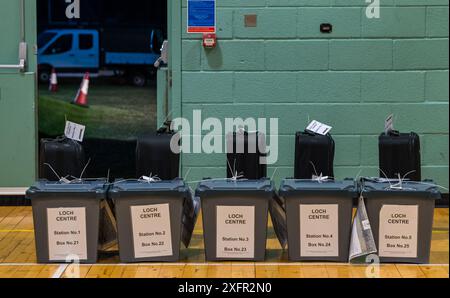 East Lothian, Scozia, Regno Unito, 4 luglio 2024. Conteggio delle elezioni generali: Il conteggio si svolge per selezionare il nuovo deputato per il collegio di Lothian East. Douglas Alexander, ex ministro del governo sotto Blair e Brown, è ampiamente convinto che abbia successo dopo un'assenza di 10 anni dalla politica britannica. Gli altri candidati includono Lyn Jardine (SNP, Scott Hamilton (con), Robert Davies (Reform UK), George Yerevan (Alba) e Shona Macintosh (Green). Nella foto: Le urne iniziano ad arrivare. Crediti: Sally Anderson/Alamy Live News Foto Stock