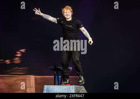 Ed Sheeran si esibisce dal vivo nel luglio 2024 Foto Stock