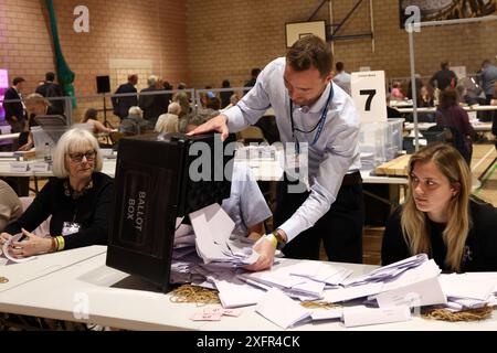 Un ballottaggio viene svuotato al Northallerton Leisure Centre di Northallerton, North Yorkshire, durante il conteggio per il collegio di Richmond and Northallerton alle elezioni generali del 2024. Data foto: Giovedì 4 luglio 2024. Foto Stock