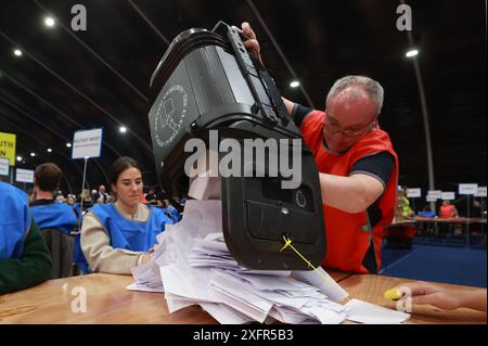 Un ballottaggio viene svuotato al Titanic Exhibition Centre di Belfast, durante il conteggio delle elezioni generali del 2024. Data foto: Giovedì 4 luglio 2024. Foto Stock