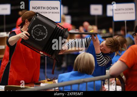 Un ballottaggio viene svuotato al Titanic Exhibition Centre di Belfast, durante il conteggio delle elezioni generali del 2024. Data foto: Giovedì 4 luglio 2024. Foto Stock