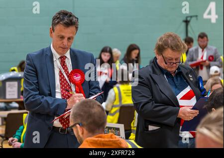 East Lothian, Scozia, Regno Unito, 4 luglio 2024. Conteggio delle elezioni generali: Il conteggio si svolge per selezionare il nuovo deputato per il collegio di Lothian East. Douglas Alexander, ex ministro del governo sotto Blair e Brown, è ampiamente convinto che abbia successo dopo un'assenza di 10 anni dalla politica britannica. Gli altri candidati includono Lyn Jardine (SNP, Scott Hamilton (con), Robert Davies (Reform UK), George Yerevan (Alba) e Shona Macintosh (Green). Nella foto: Gli agenti contano i voti. Crediti: Sally Anderson/Alamy Live News Foto Stock