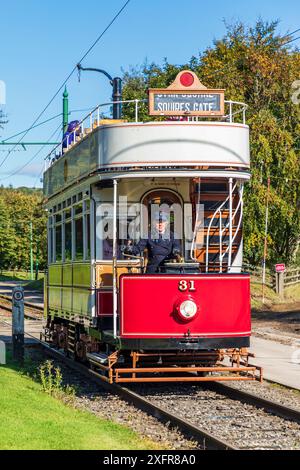 2 ottobre 2019. Europa, Regno Unito, Inghilterra, Contea di Durham, Stanley. Beamish. Beamish, museo panoramico all'aperto. Tram e auto da strada. Uso editoriale Foto Stock