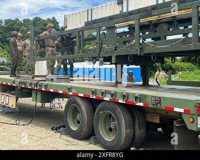 Un soldato della 1st Land Based Missile System Battery, Philippine Army Artillery Regiment guida precisamente il contenitore di addestramento nel Mid-Range Capability (MRC) Payload Delivery System con soldati di Charlie Battery, 5th Battalion, 3rd Field Artillery, 1st Multi-Domain Task Force, durante uno scambio bilaterale di esperti in materia di MRC (Subject Matter Expert Exchange, SMEE) nell'ambito dell'esercizio Salaknib 24,2 su Laoag, Filippine, 27 giugno 2024. Le PMI sono una componente chiave della cooperazione militare tra Stati Uniti e Filippine, finalizzata a modernizzare entrambi i militari e a migliorare l'interoperabilità per mantenere l'alleanza e la coesione Foto Stock