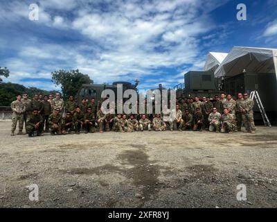 I soldati del 1st Land Based Missile System Battery, del Philippine Army Artillery Regiment e Charlie Battery, 5th Battalion, 3rd Field Artillery (Long Range Fires Battalion), 1st Multi-Domain Task Force, partecipano ad un bilaterale Mid-Range Capability Subject Matter Expert Exchange (SMEE) nell'ambito dell'esercitazione Salaknib 24,2 a Laoag, Filippine, 27 giugno 2024. Le PMI sono una componente chiave della cooperazione militare tra Stati Uniti e Filippine, finalizzata a modernizzare entrambi i militari e a migliorare l'interoperabilità per mantenere l'alleanza e la coesione. (Foto U.S. Army del sergente Rudy Gonzalez di prima classe) Foto Stock