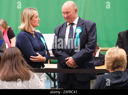 Hereford, Herefordshire, Regno Unito – venerdì 4 luglio 2024 – conteggio delle elezioni generali a Hereford UK – Nigel Ely il candidato del partito di riforma per Hereford e South Herefordshire – sono in corso due conteggi elettorali a Hereford, questi sono Hereford e South Herefordshire e anche North Herefordshire - entrambi deputati conservatori tornati alle elezioni del 2019 con grandi maggioranze - foto Steven May / Alamy Live News Foto Stock