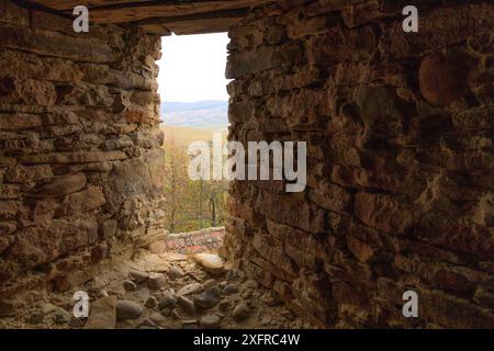 Europa, Romania. Viscri. Vista dalla finestra in pietra nella chiesa fortificata. Foto Stock