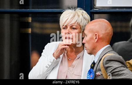 Lia Nice, candidata conservatrice per il Great Grimsby and Cleethorpes Borough, durante le elezioni generali Count for the Great Grimsby and Cleethorpes Borough e Brigg and Immingham County, tenutesi a Grimsby Town Hall, Grimsby, Regno Unito. 4 luglio 2024. Foto di Jon Corken Alamy Live News Foto Stock