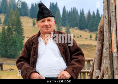 Europa, Romania. Moldovita. Musicisti e ballerini del villaggio e mecenati della caffetteria locale. Uomo del posto in abiti tradizionali della zona. 2016-10-22 Foto Stock