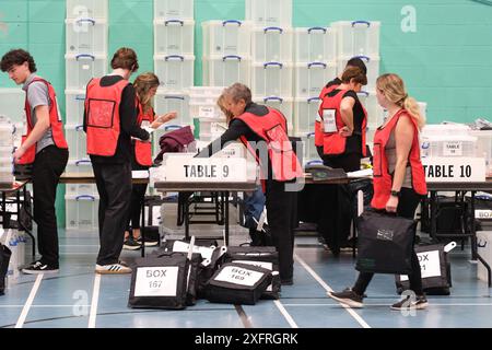 Hereford, Herefordshire, Regno Unito – venerdì 4 luglio 2024 – conteggio delle elezioni generali a Hereford UK, processo del personale elettorale documenti dei seggi elettorali – sono in corso due conteggi elettorali a Hereford, questi sono Hereford e South Herefordshire e anche North Herefordshire – foto Steven May / Alamy Live News Foto Stock