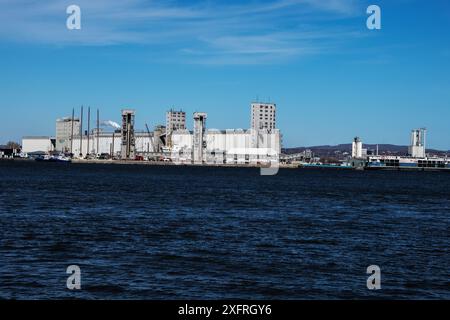 Porto di Quebec City dall'altra parte del fiume St. Lawrence dal parco Quai Paquet di Levis, Quebec, Canada Foto Stock