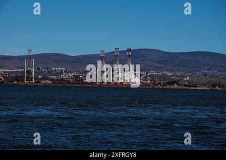 Gru di spedizione al porto di Quebec City sul fiume St. Lawrence di fronte al parco Quai Paquet di Levis, Quebec, Canada Foto Stock