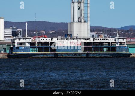 Nave cargo ro-ro/passeggeri Fundy Paradise attraccata al porto di Quebec City dal parco Quai Paquet di Levis, Quebec, Canada Foto Stock