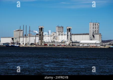 Porto di Quebec City dall'altra parte del fiume St. Lawrence dal parco Quai Paquet di Levis, Quebec, Canada Foto Stock