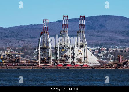 Gru di spedizione al porto di Quebec City sul fiume St. Lawrence di fronte al parco Quai Paquet di Levis, Quebec, Canada Foto Stock