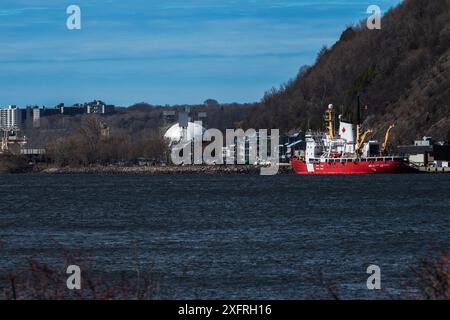 Nave di guardia costiera canadese a Quebec City sul fiume St. Lawrence dal parco Quai Paquet a Levis, Quebec, Canada Foto Stock
