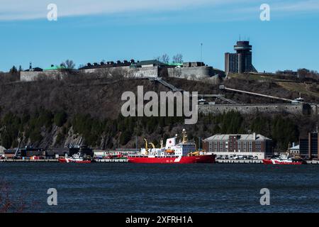 La Citadelle di Quebec City, dall'altra parte del fiume St. Lawrence, dal parco Quai Paquet di Levis, Quebec, Canada Foto Stock