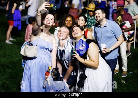 Washington, Stati Uniti. 4 luglio 2024. Le persone fanno un selfie durante la celebrazione del 4 luglio sul South Lawn, a Washington, DC. (Foto di Aaron Schwartz/Sipa USA) credito: SIPA USA/Alamy Live News Foto Stock