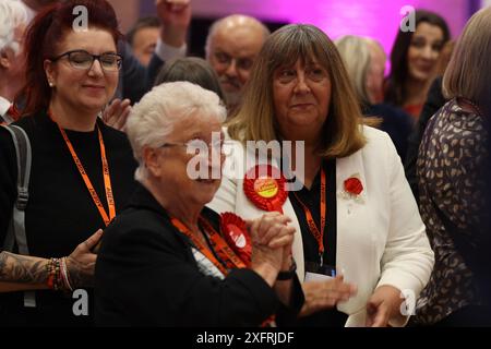 Blyth, Regno Unito - il risultato delle elezioni di Hexham dichiara Joe Morris come deputato laburista - il primo deputato laburista nel collegio elettorale per 100 anni. Festeggiamenti da parte dei sostenitori del partito. Credito fotografico Jill o'Donnell/Alamy Live News Credit: Jill ODonnell/Alamy Live News Foto Stock