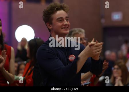 Blyth, Regno Unito - il risultato delle elezioni di Hexham dichiara Joe Morris come deputato laburista - il primo deputato laburista nel collegio elettorale per 100 anni. Festeggiamenti da parte dei sostenitori del partito. Credito fotografico Jill o'Donnell/Alamy Live News Credit: Jill ODonnell/Alamy Live News Foto Stock