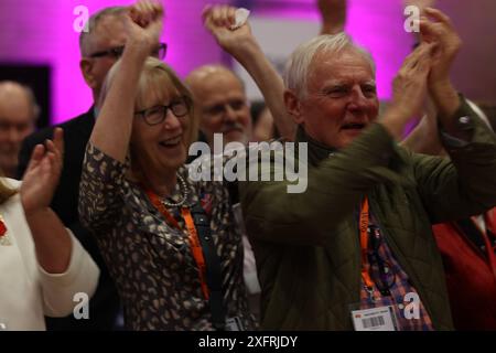 Blyth, Regno Unito - il risultato delle elezioni di Hexham dichiara Joe Morris come deputato laburista - il primo deputato laburista nel collegio elettorale per 100 anni. Festeggiamenti da parte dei sostenitori del partito. Credito fotografico Jill o'Donnell/Alamy Live News Credit: Jill ODonnell/Alamy Live News Foto Stock
